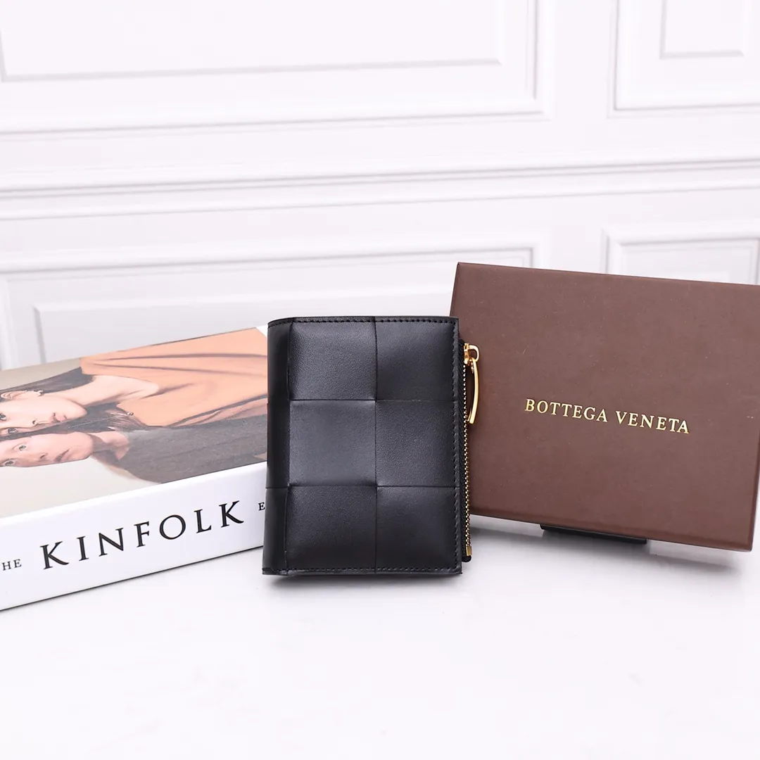 Batch 720 is the latest model. This large-lattice short wallet is woven with first-layer cowhide, has 6 card slots, 1 banknote compartment, 1 zipper coin purse, and snap button closure. Gold matching hardware 2026A cowhide Size: 11*8CM